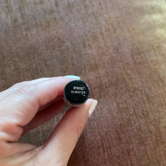 πNYX- Born to Glow Radiant Concealer with Puff: Alabaster Shade - Picture 5 of 5